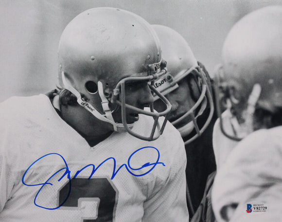 Joe Montana Autographed Notre Dame 8x10 B&W In Huddle Photo - Beckett Auth *Blue