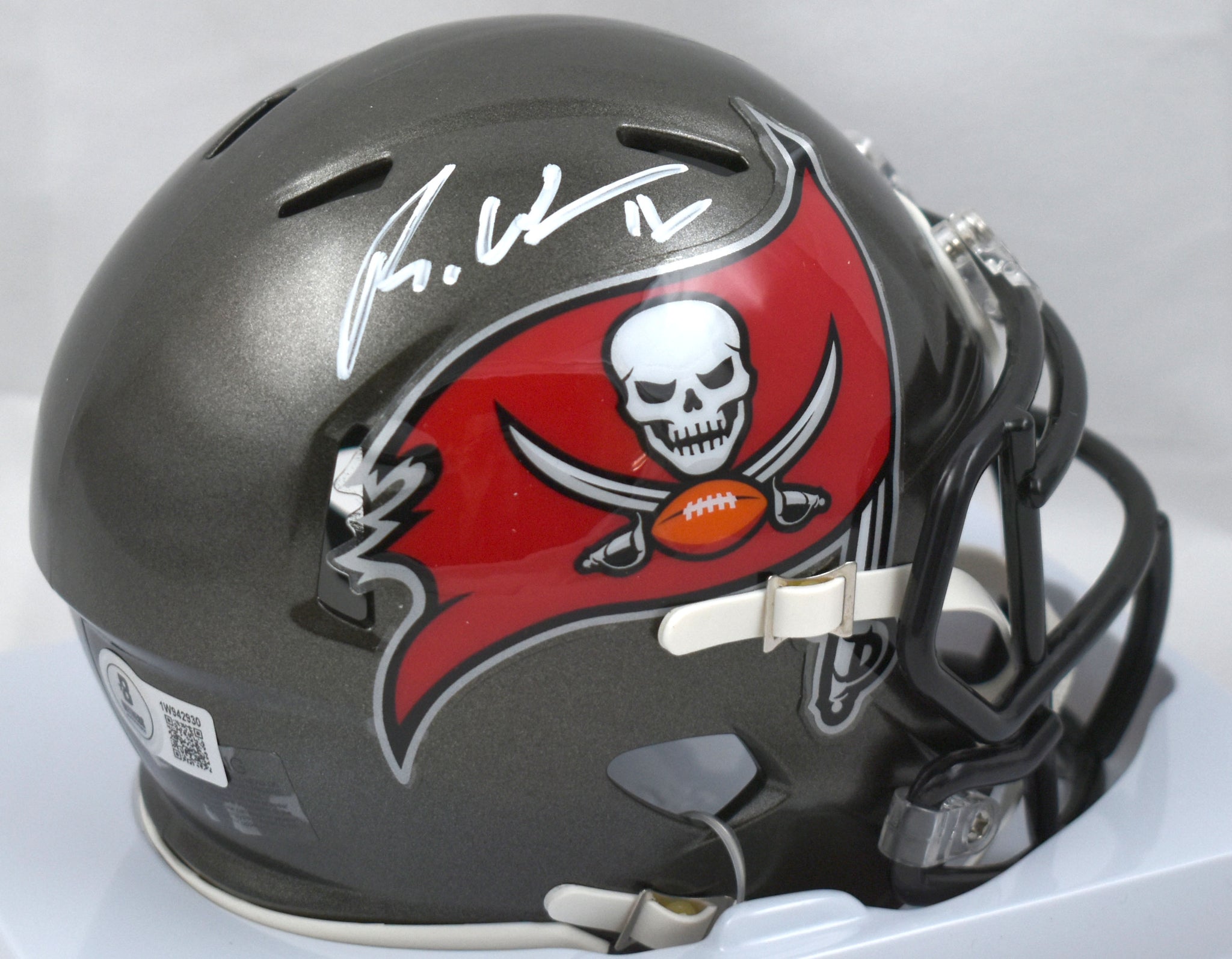 buccaneer motorcycle helmet Rachaad White Autographed Tampa Bay Buccaneers Speed Mini Helmet-Becke – The Jersey Source
