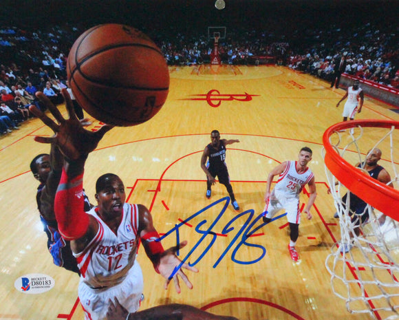 Dwight Howard Autographed 8x10 Hoop Angle Close Up Photo- Beckett *Blue