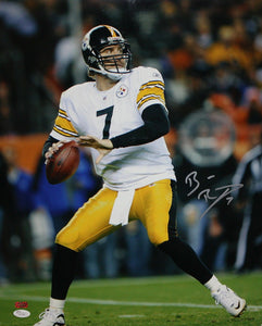 Ben Roethlisberger Autographed Steelers 16x20 Looking To Pass Photo- JSA W Auth